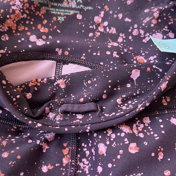 Athleta ultimate stash pocket splat capri splatter paint leggings - Picture 4 of 8